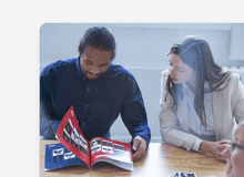 Zwei Menschen mit Stickeralbum im Unternehmen